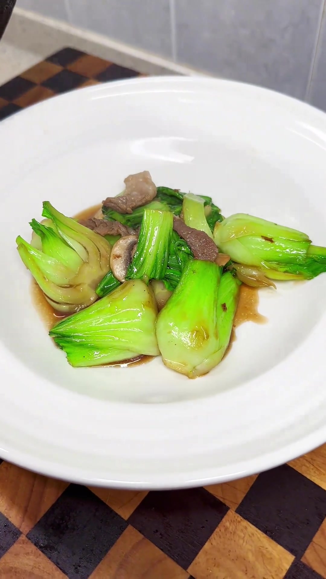 今日分享：简单又好吃的青菜炒蘑菇