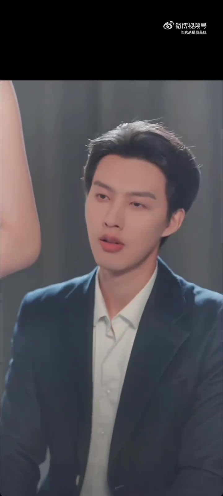 短剧的优点就是爱学习爱实践 管他行不行先拍再说 于是就看到了各种各样的吻……来了个后背吻