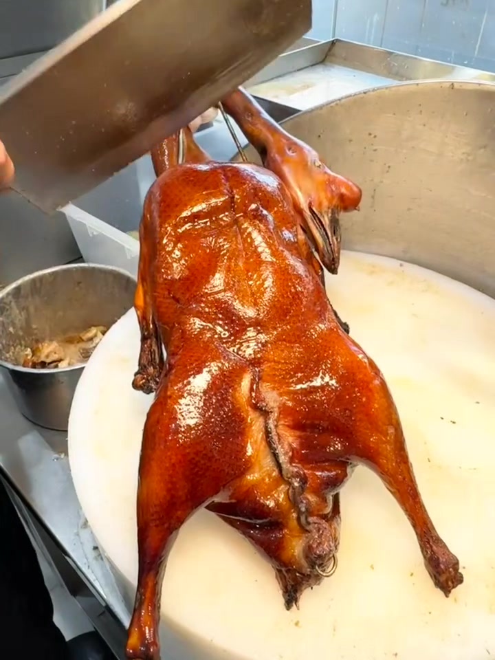 来广州，就是为了吃这口玻璃脆皮烤鸭！