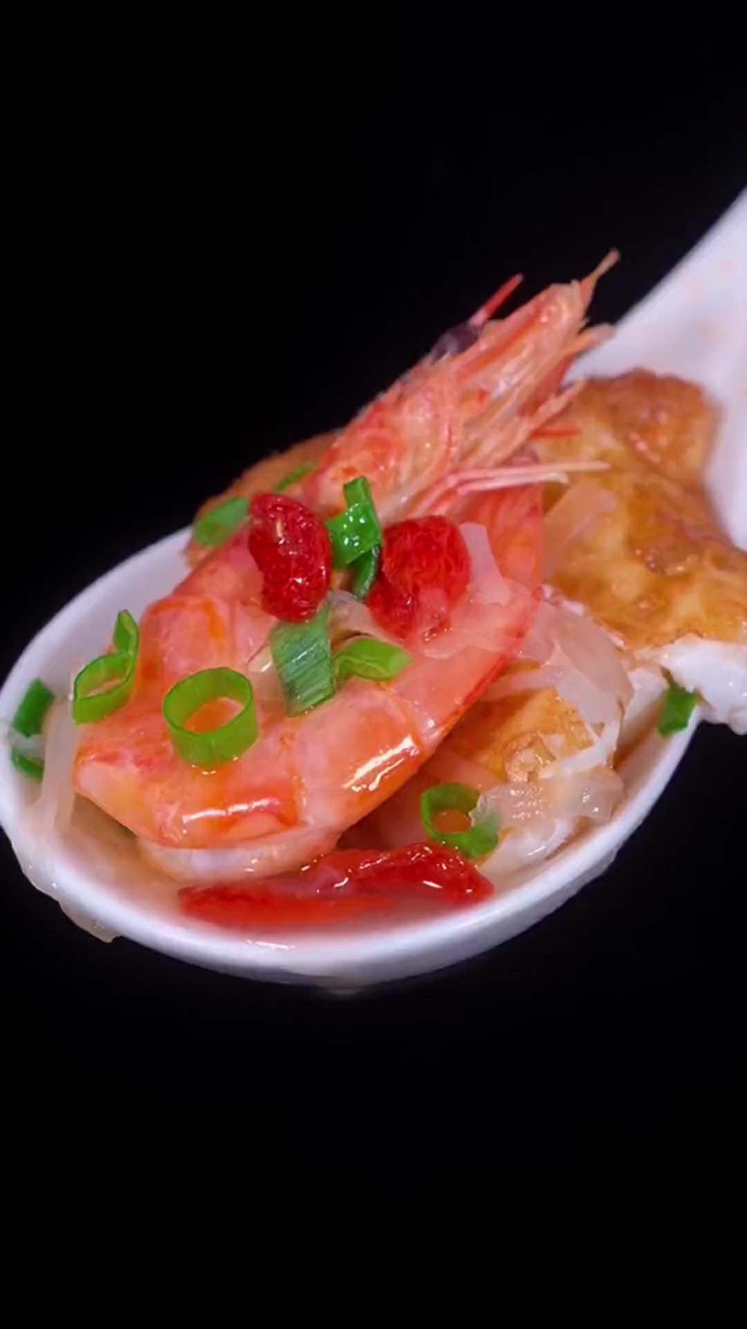 这个季节要多给孩子做萝卜丝鸡蛋鲜虾汤