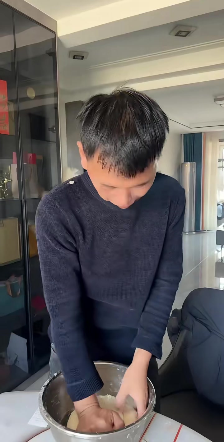 今天老公和叔叔给我包饺子吃，芥菜韭菜肉的，老公第一次和面，虽然是老公第一次还和的很好，饺子