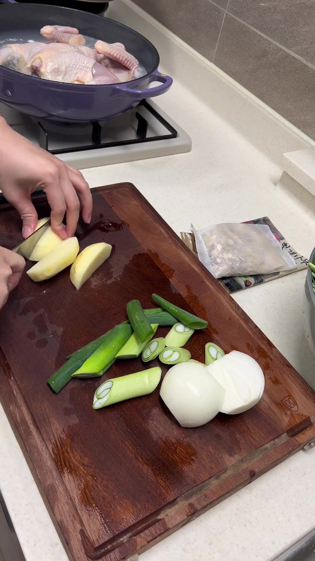 大叔不爱吃白切鸡，但是喜欢吃清汤炖鸡，还有他好喜欢吃重庆鸡公煲