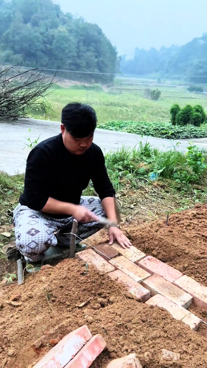 姐妹们，没有时间拍搞笑视频啊！等我种完菜，弄好菜园子，到时候过年来我家摘菜，拔萝卜……忙完