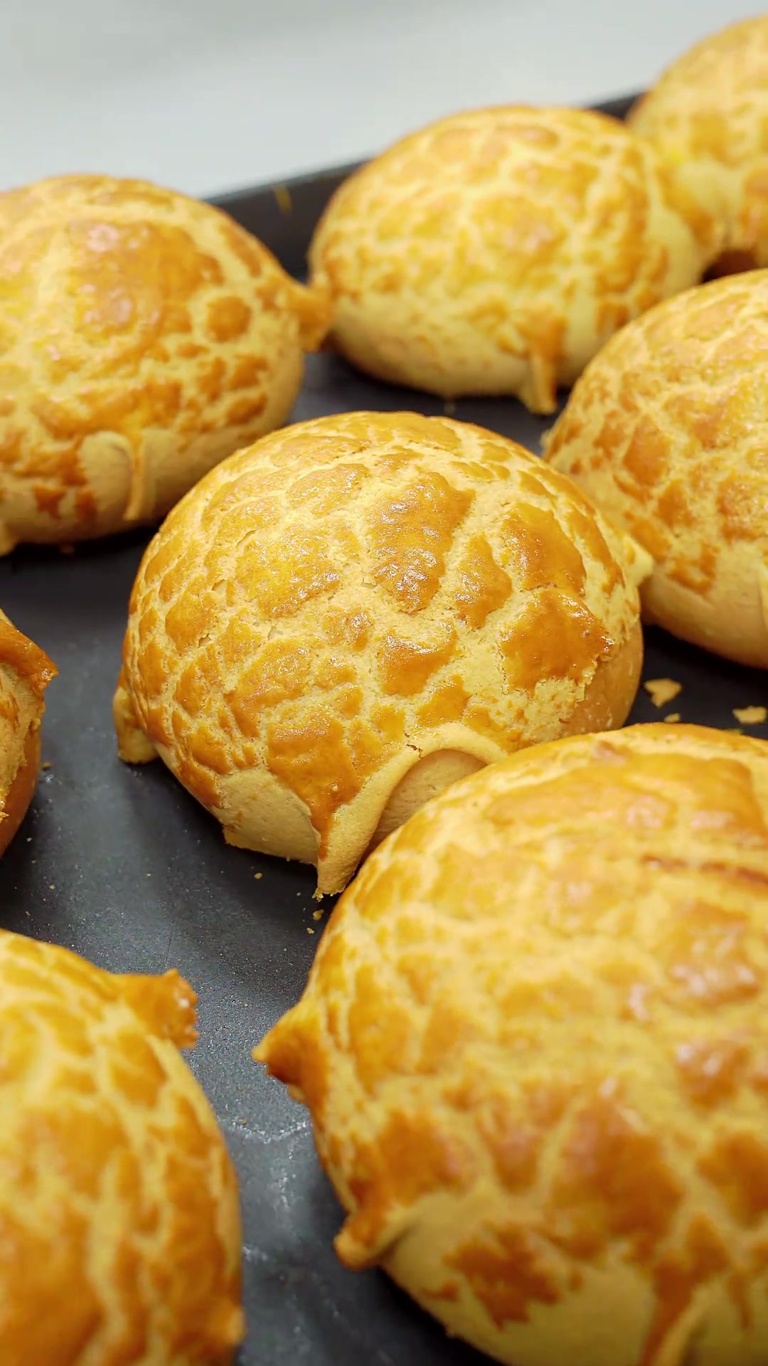 传统工艺，精选原料，用心雕琢的奶酥菠萝包