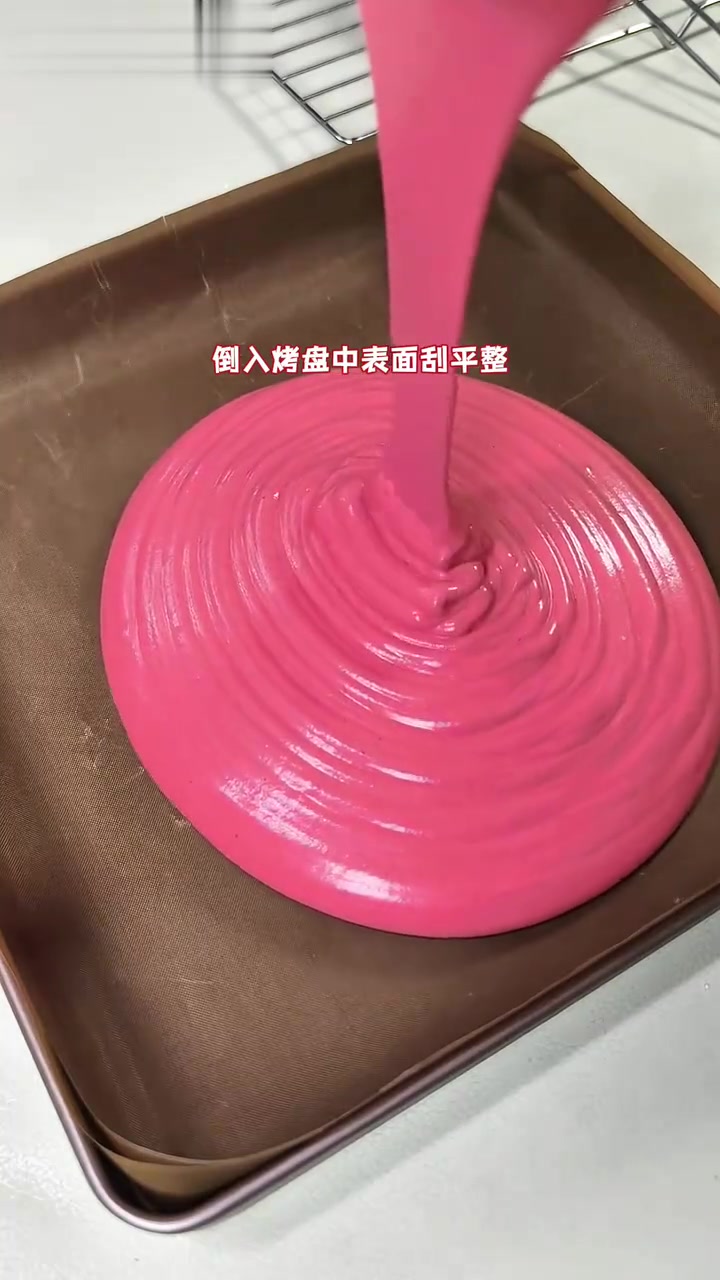 草莓红丝绒蛋糕卷!细腻松软