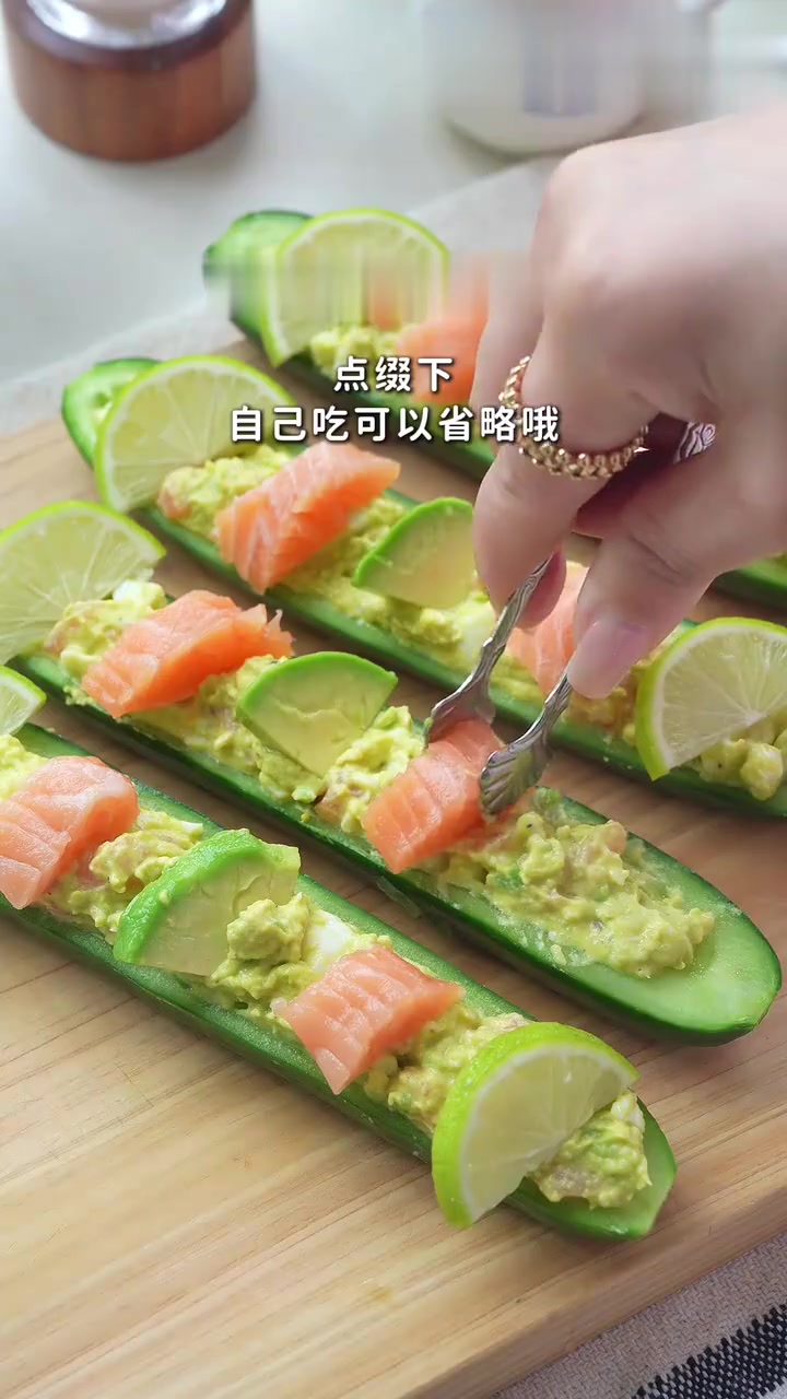 夏日食谱三文鱼牛油果黄瓜船,清爽解腻