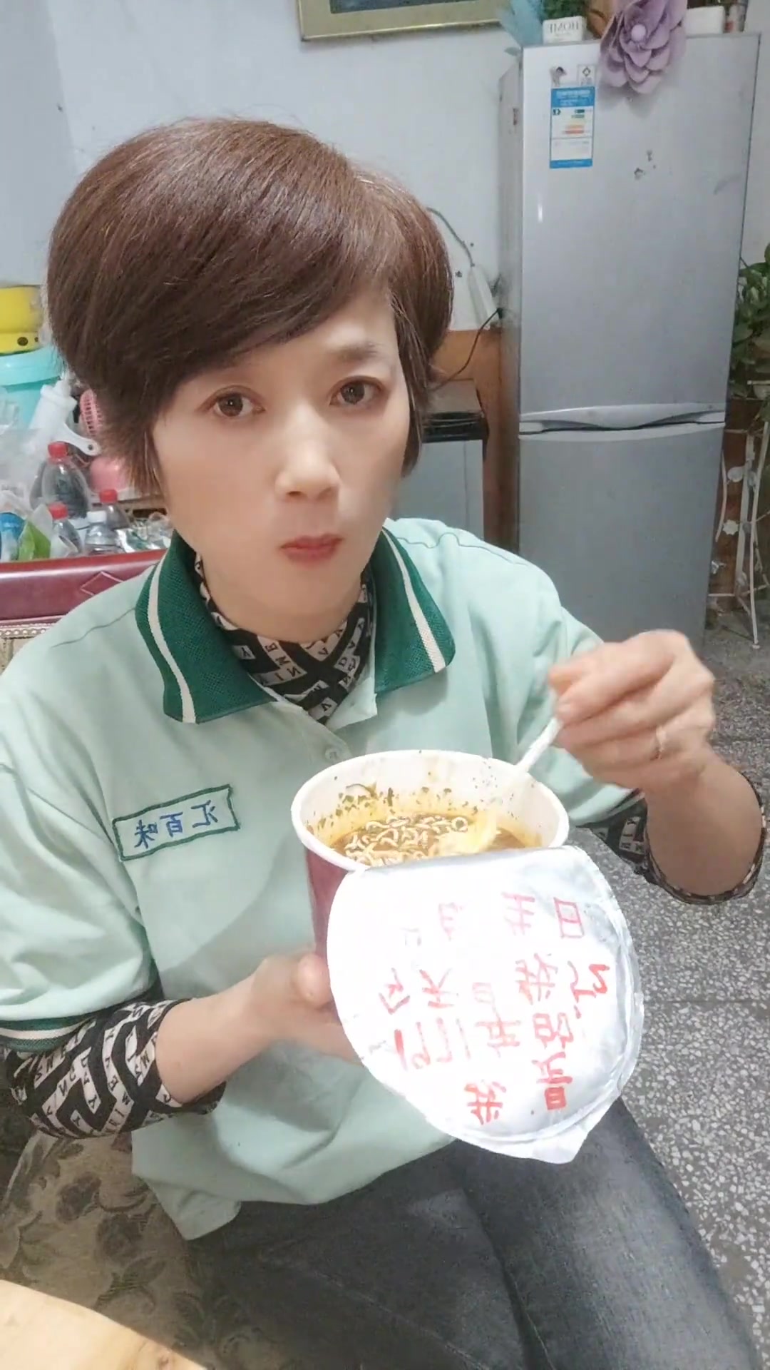 我是71年的。今天是我的生日。刚下班回来。没人陪伴。没有礼物。没有蛋糕。没有聚餐。泡桶方便