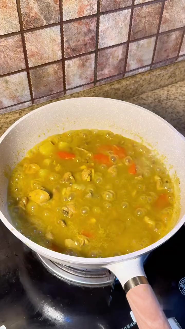 日式咖喱鸡肉,带淡淡苹果味,盖饭超香!