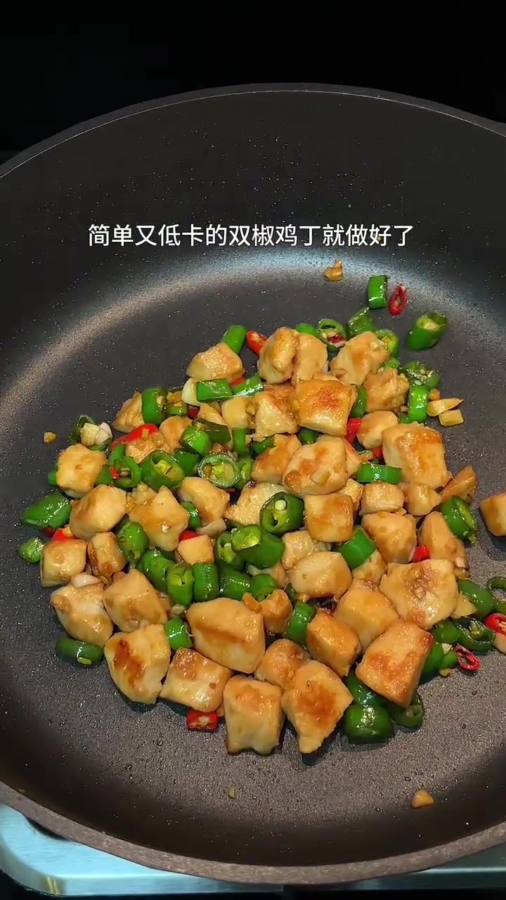 双椒鸡胸肉、家常炒白蘑菇、冰镇西瓜，减脂便当