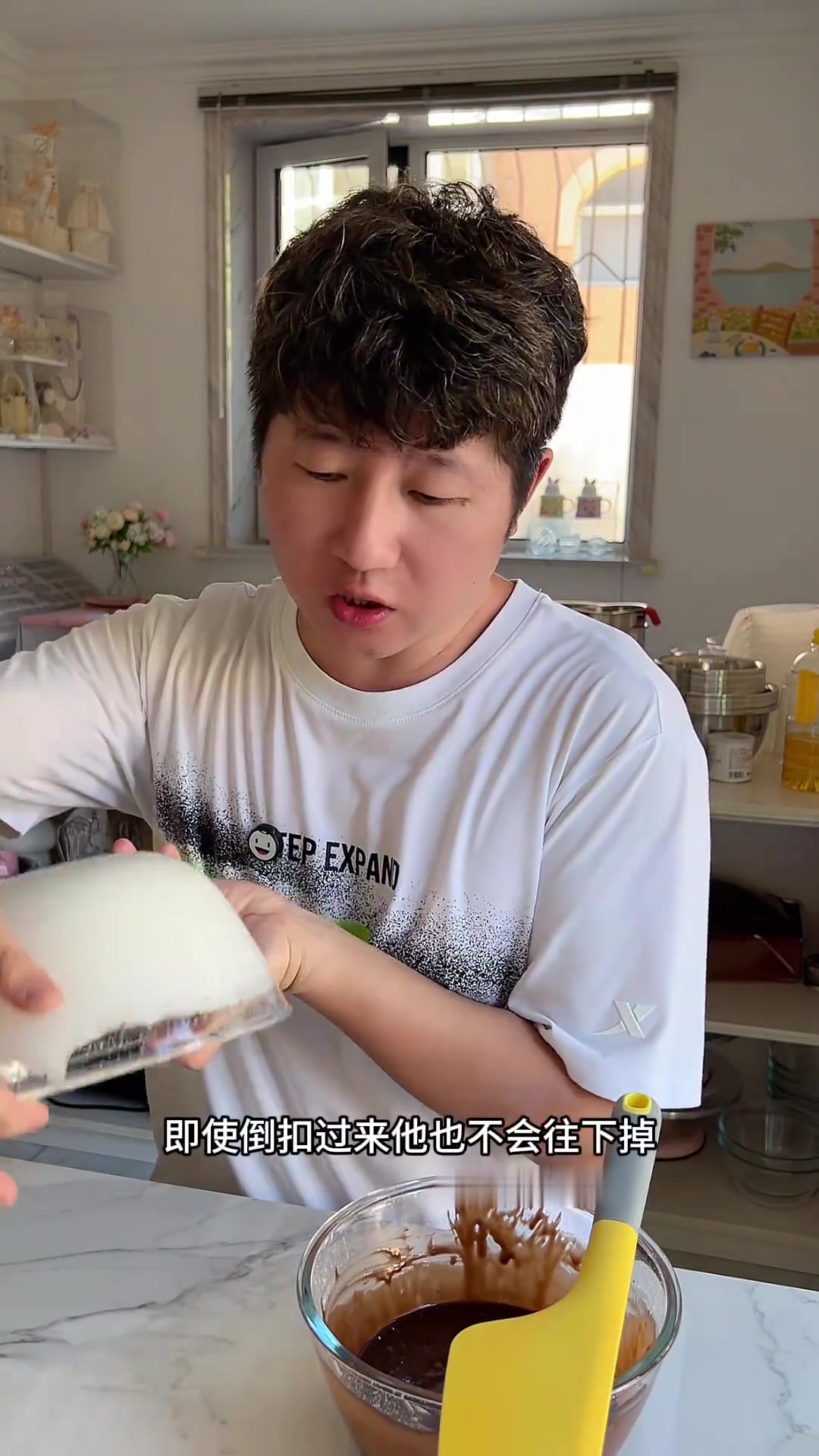 卷蛋糕总开裂？试试简单又好吃的巧克力三明治蛋糕！