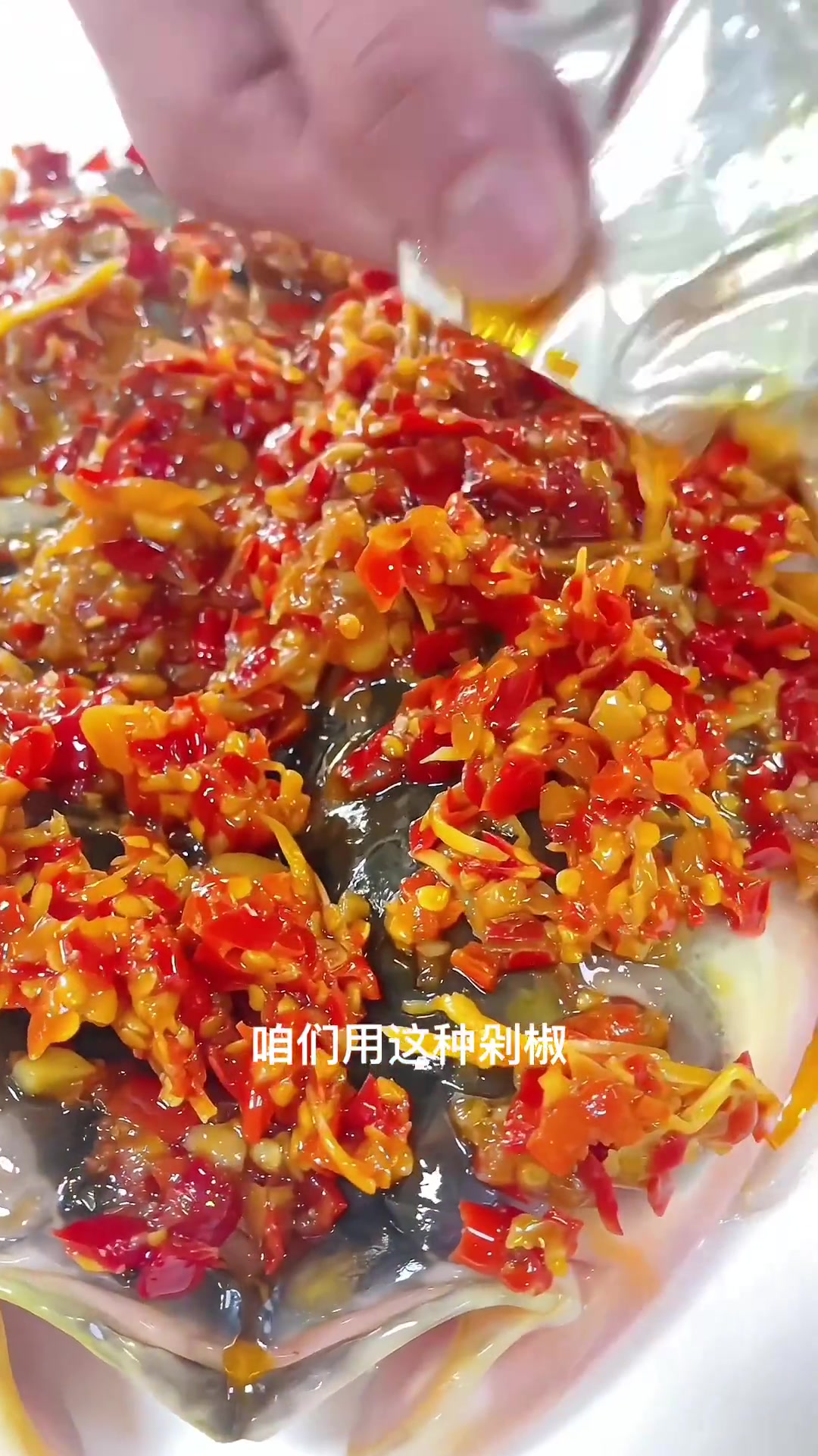 这样做剁椒鱼头，家里人都会超喜欢！