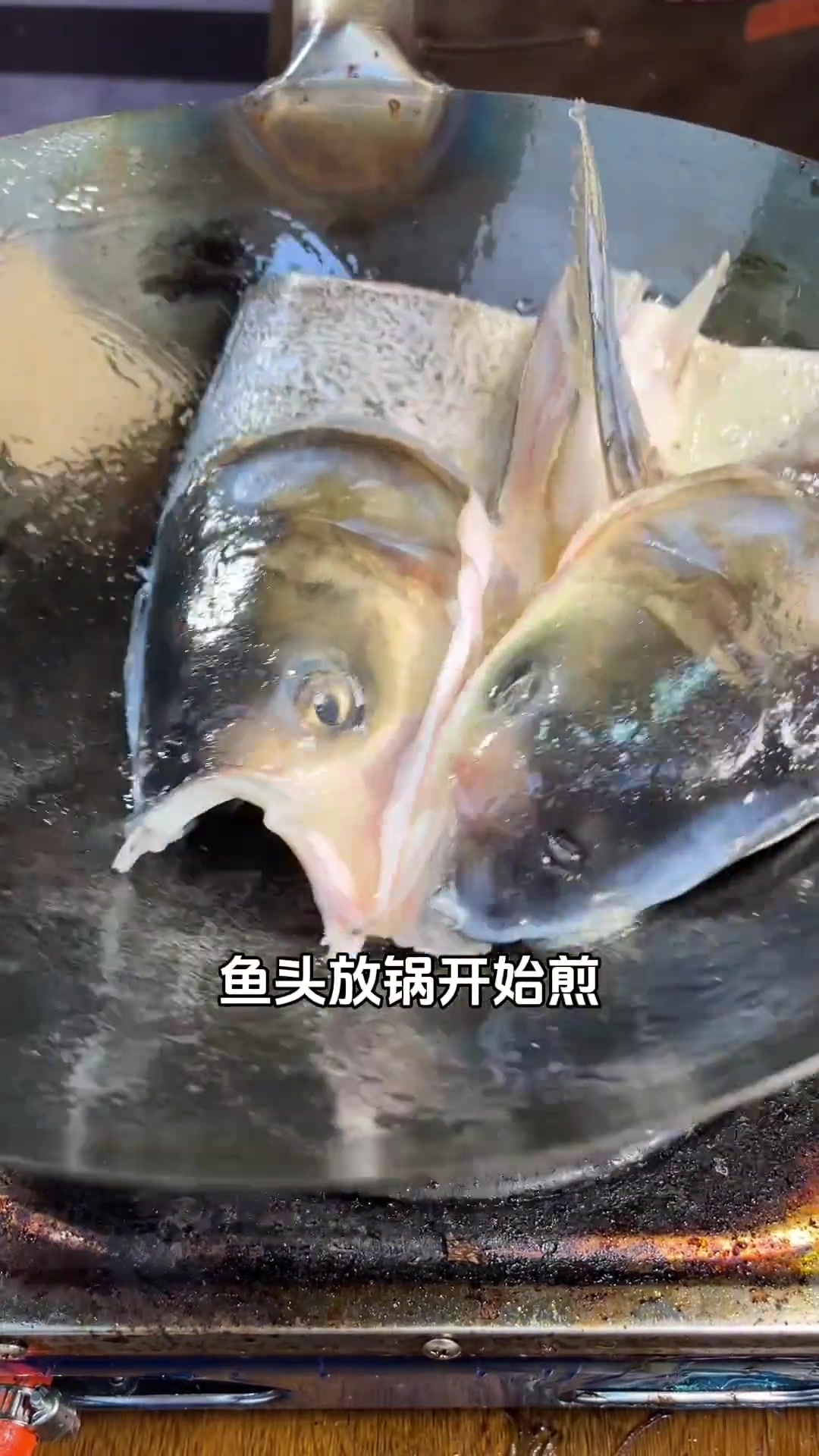 五星级酒店大厨炖的鲢鱼头汤,汤鲜味美