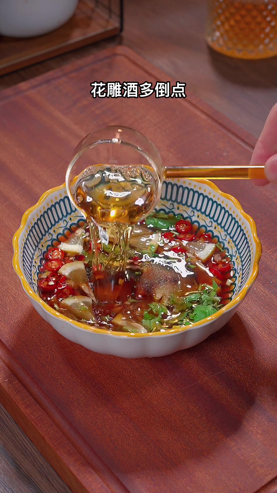 活蹦乱跳河虾倒入料汁,出锅成醉虾,软糯鲜甜