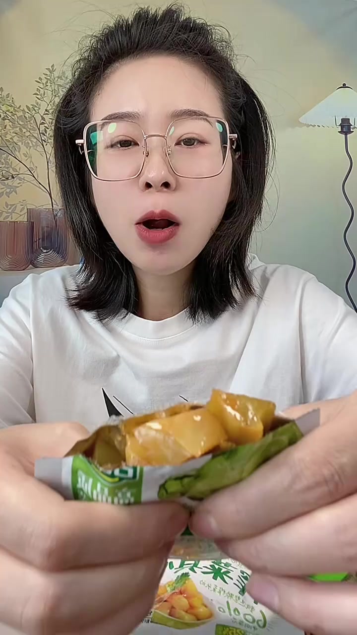 吉香居的榨菜真芯,口感脆嫩爽口,不咸不淡,平时吃饭早上起来没胃口的,来上一包配粥、简单又很