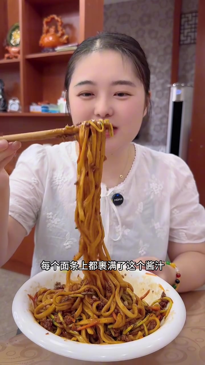 巨巨巨香的老北京炸酱面来了不需要厨艺，10分钟就能搞定的老北京炸酱面来了！