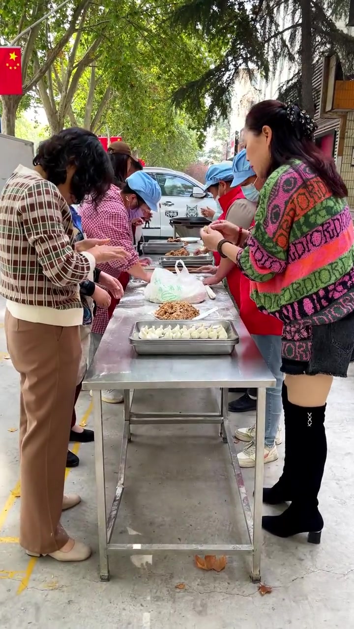 敬老，爱老，孝老是中华民族的传统美德。今天，我们来到敬老院，为老人包饺子，理发献爱心来了