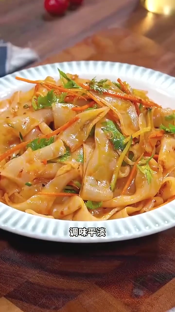 红油麻酱双料包鲜凉皮,红油香辣过瘾,麻酱醇厚浓郁,两种口味拌一起,香到舔碗底!