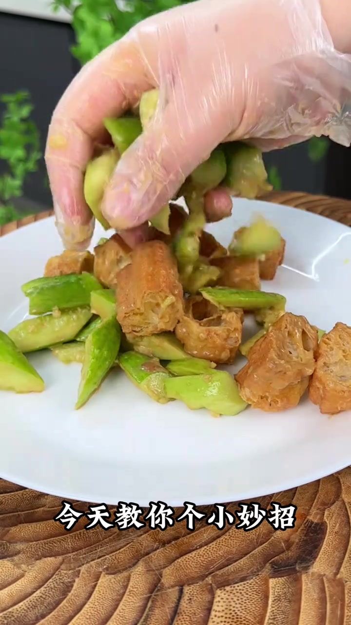 发明这道菜的人真是天才，山东名菜黄瓜拌油条