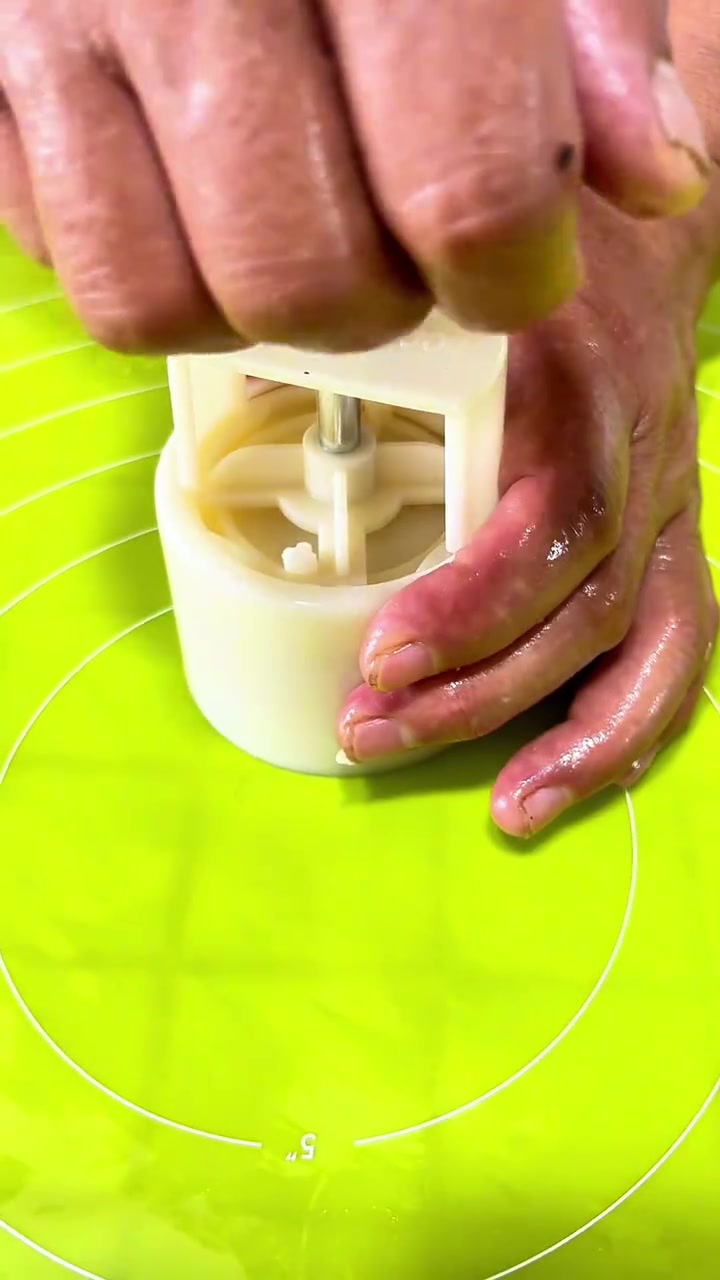 看我妈用蒸锅做的“蒸月饼”好吃还不上火，做法简单，吃着还特别松软！