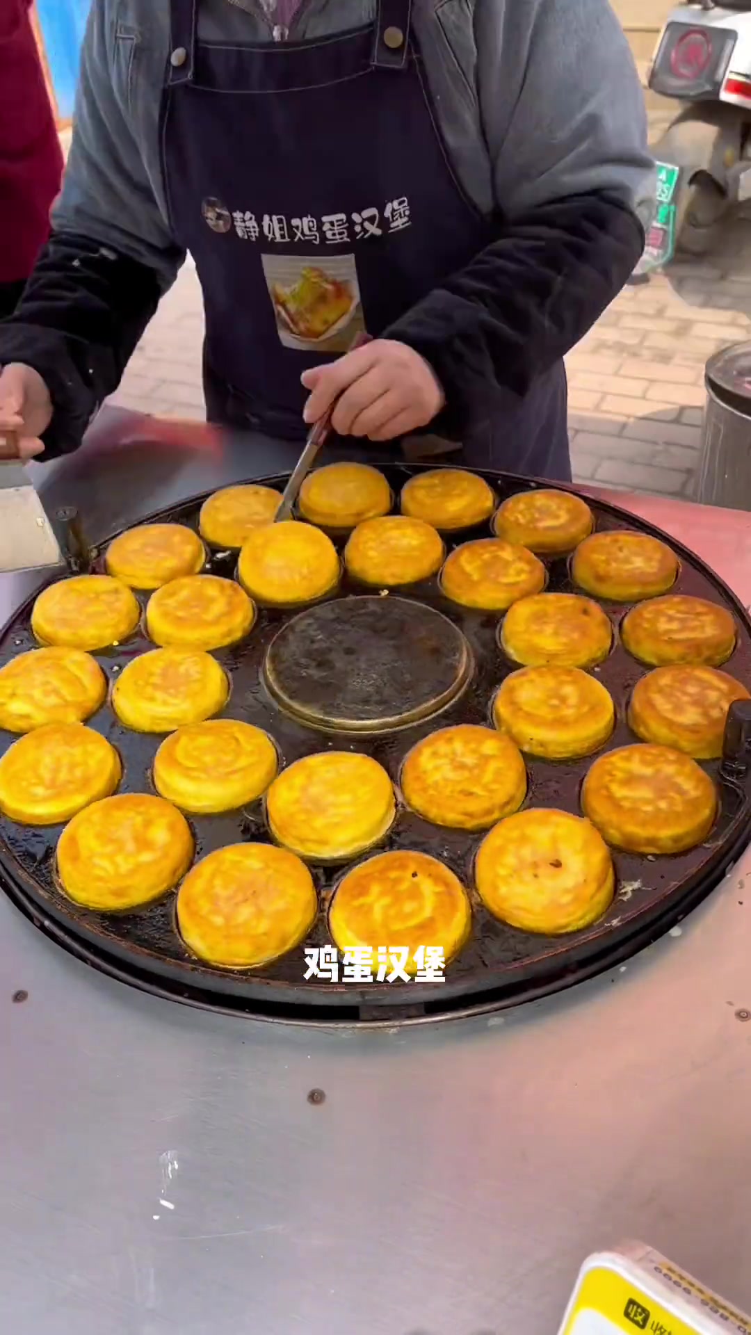 摆摊。卖的是鸡蛋汉堡