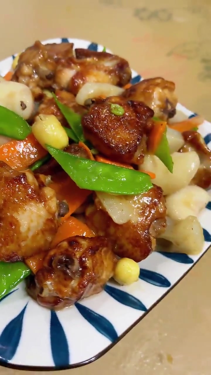 天气这么热,不妨来试试这道荷塘炒鸡翅