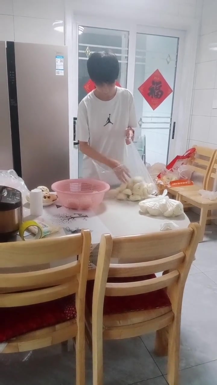 小孩不听话,非要送包子回老家给奶奶和姥娘