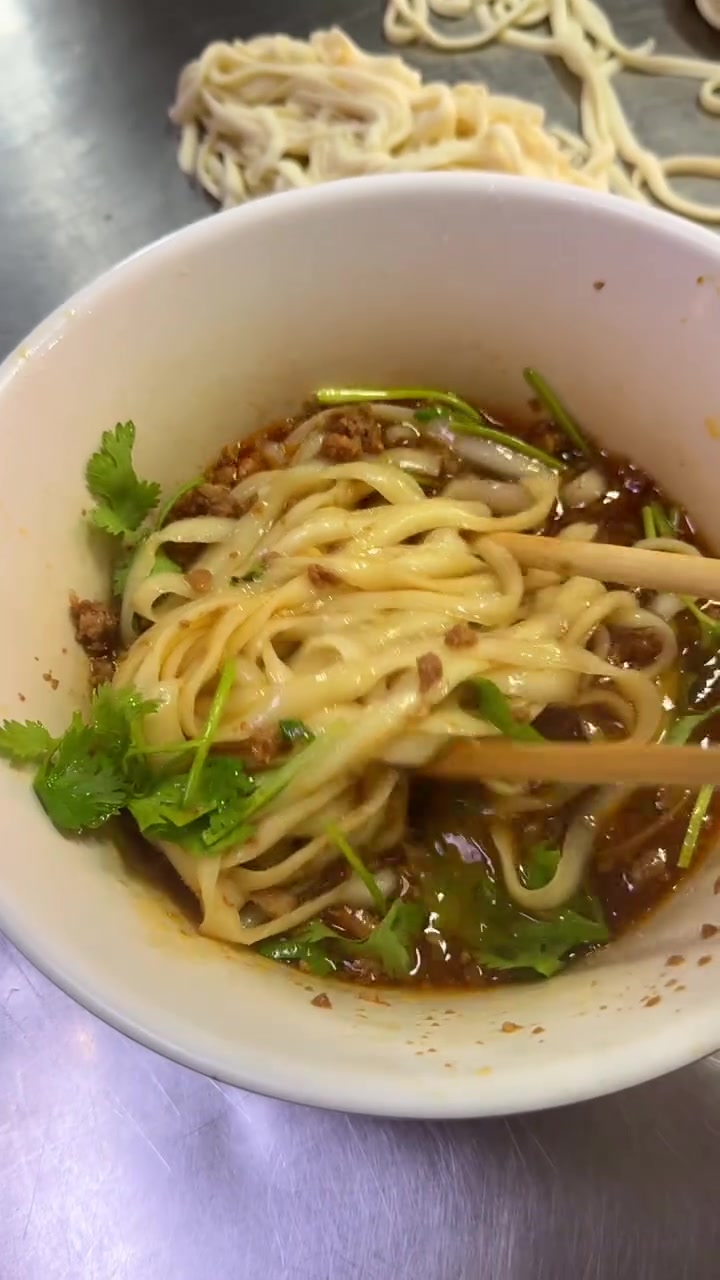 老板让看机器消手擀面效果煮熟竟像手擀面