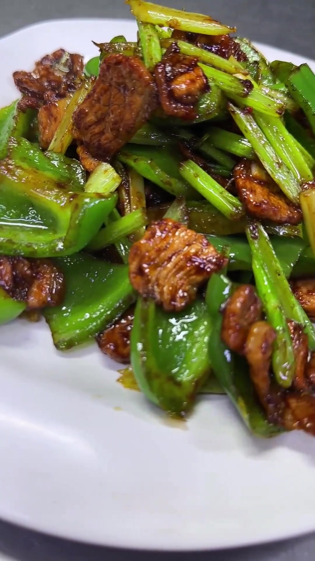 这个菜我之前试了八个饭店,试一次成一次,大辣椒芹菜炒肉