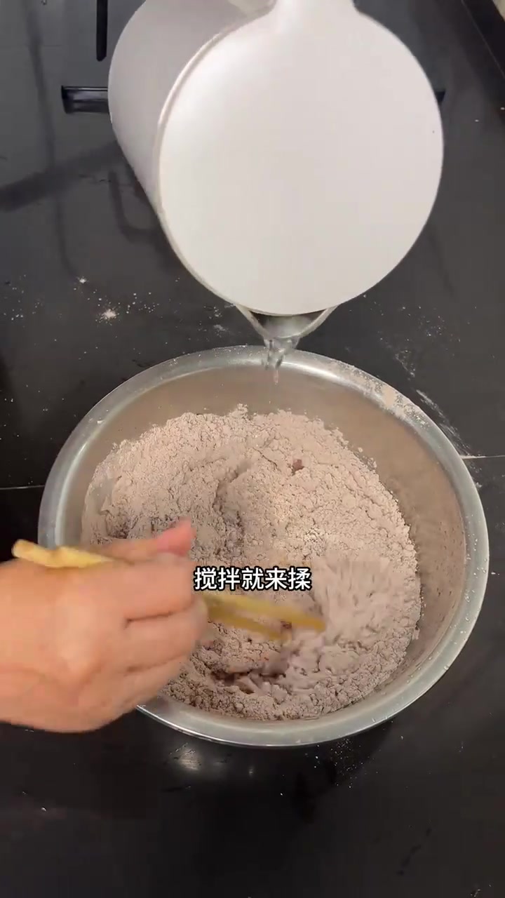 今天老妈高兴得很，听说他宝贝儿子想吃个汤圆，赶紧给做了一碗