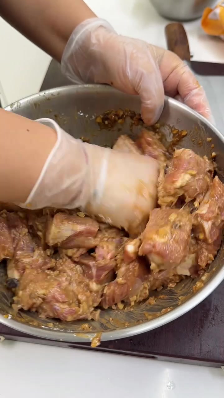 从老叔肉店带回来的排骨和肉,和郭先生合作,简简单单搞了8个菜