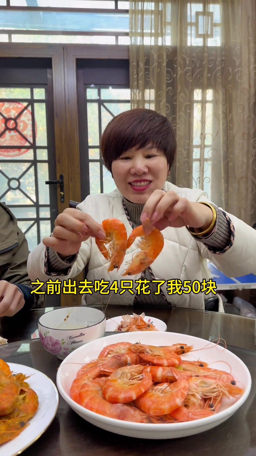 儿子烧南美白虾，水煮和咖喱味美肉滑