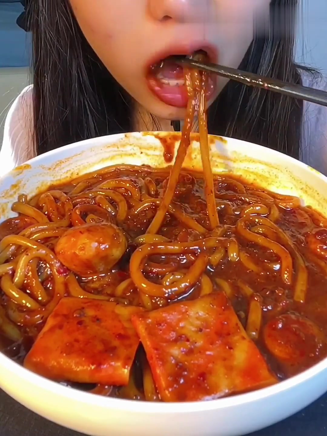 自制酱多多新疆辣炒米粉，搭配蟹排和香肠