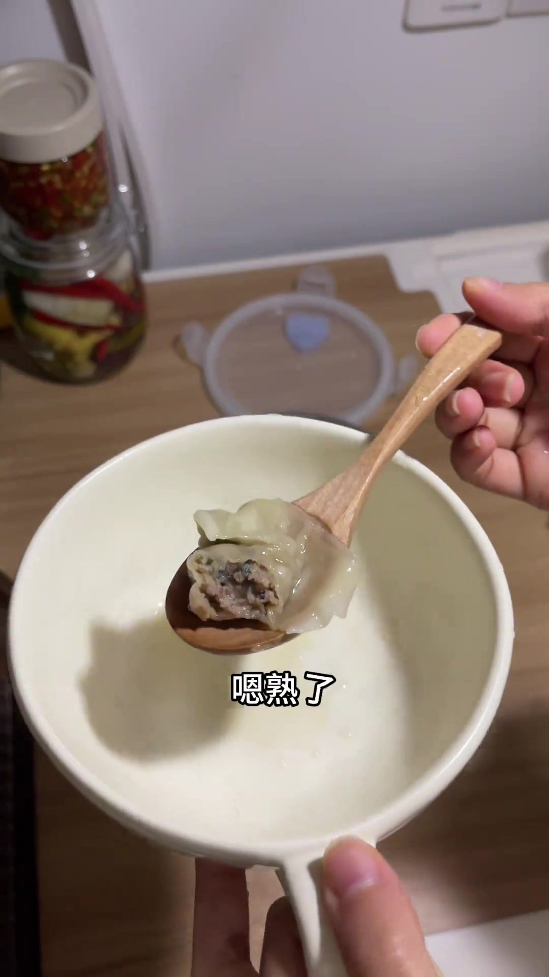 女大学生在宿舍不用电做鲜肉小馄饨的方法