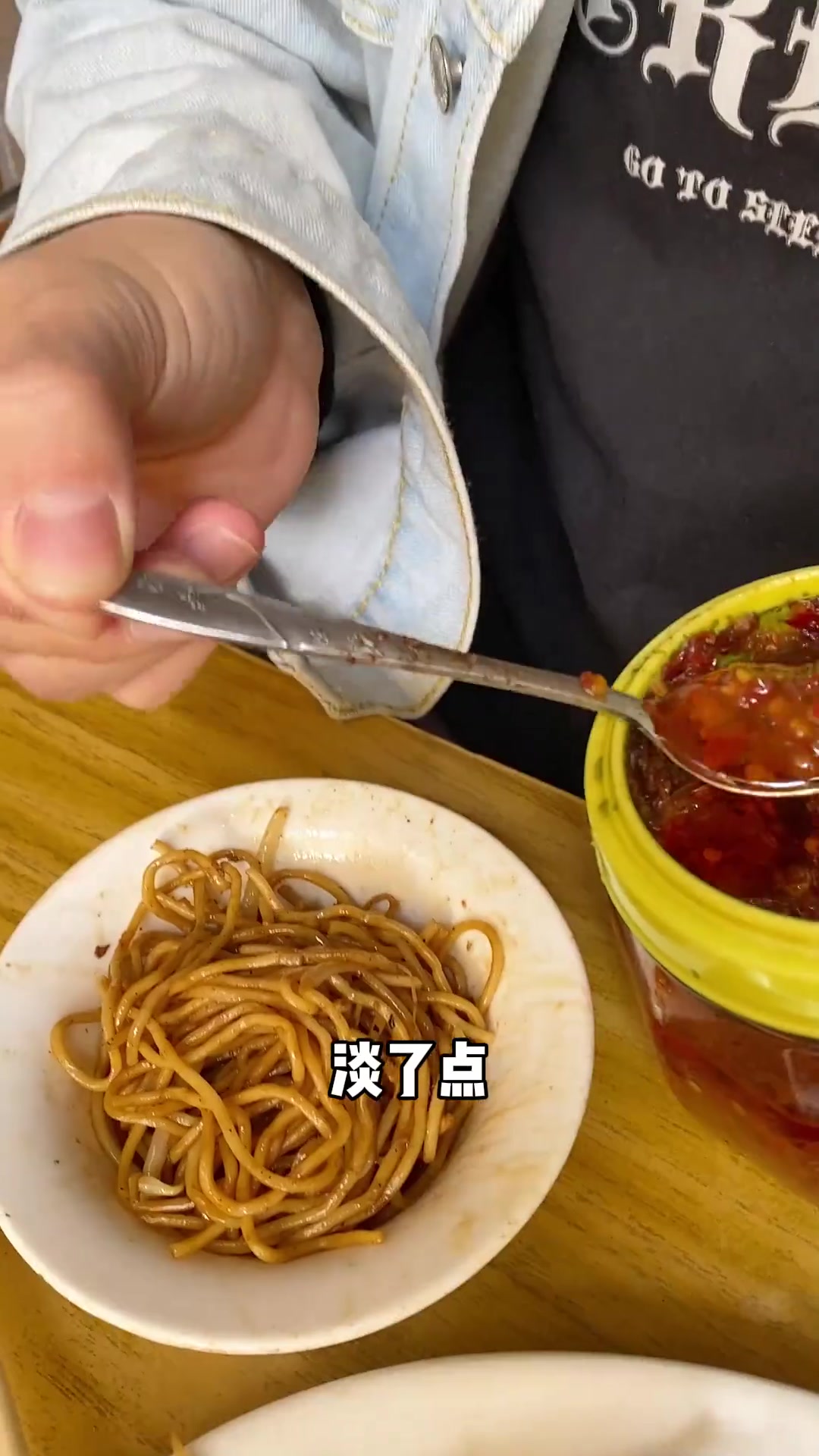 广州市场里的老广小食店,猪肝炒面镬气足