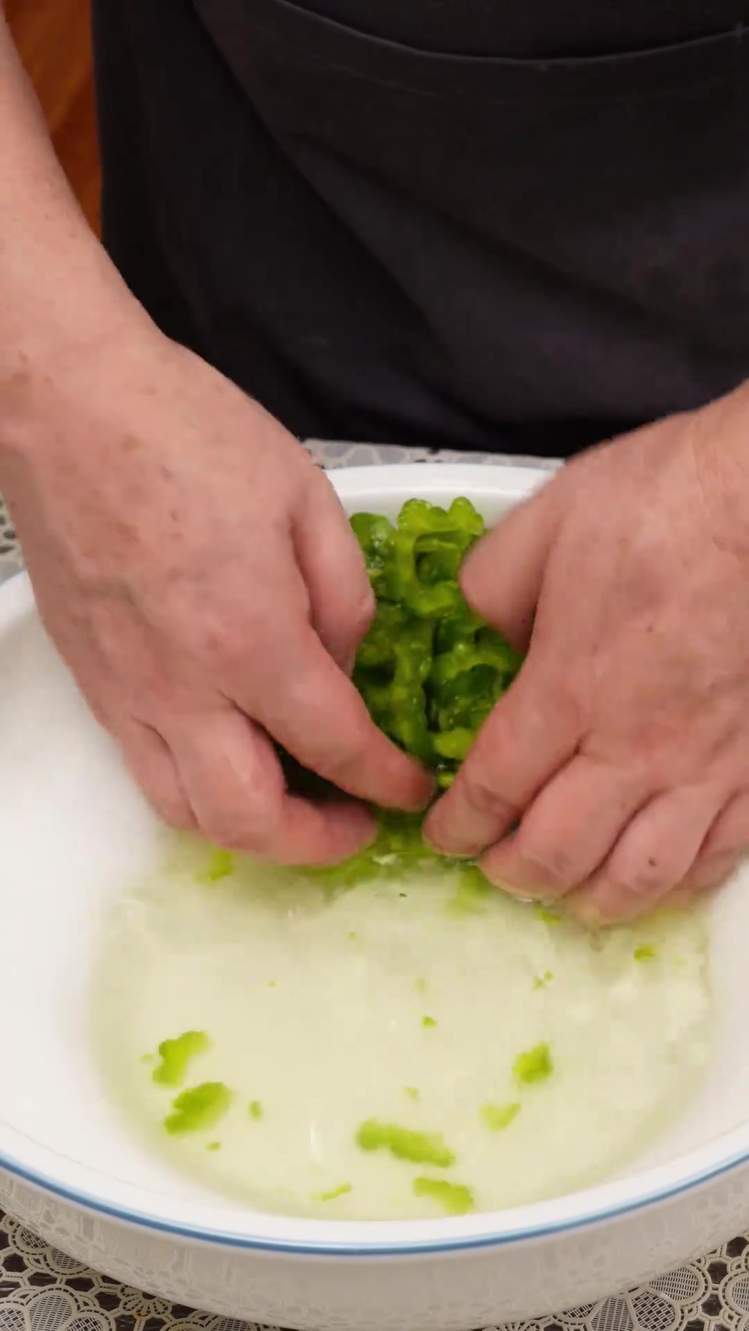 苦瓜炒蛋：炒的是苦瓜，品的是甜蜜