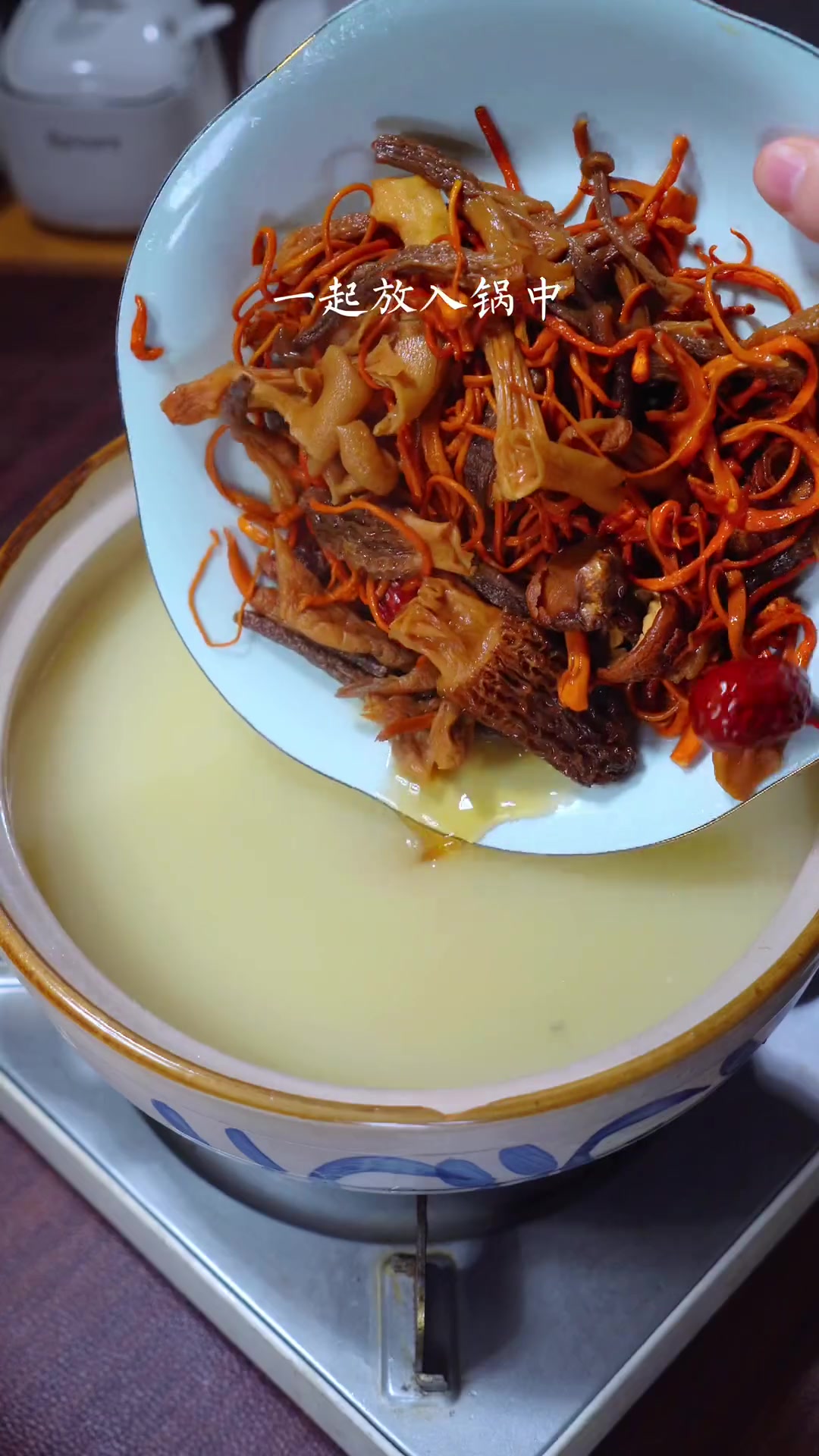 天冷炖鲫鱼菌菇汤,汤鲜味美,暖心暖胃
