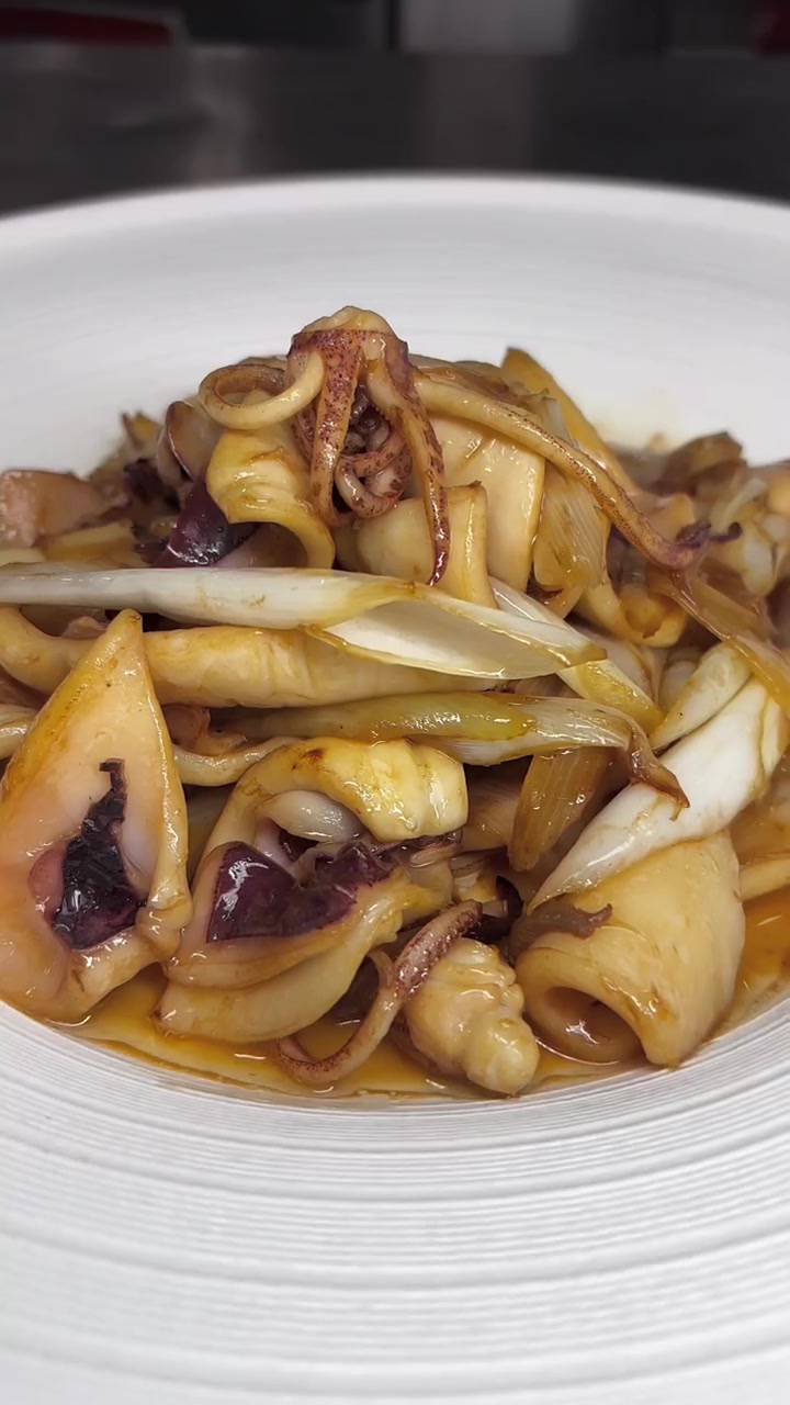 笔管鱼炒大葱，味道香迷糊，简单易操作