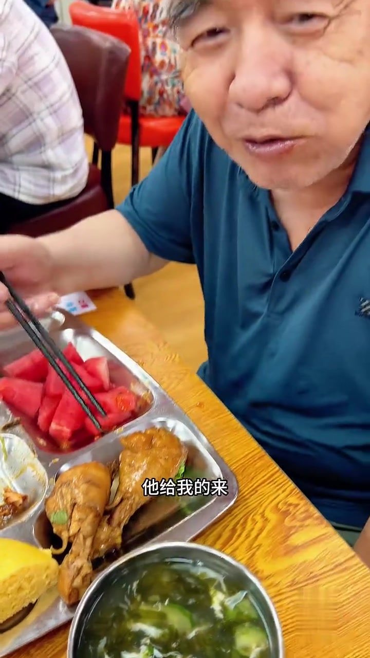 养老院今日菜单香！大鸡腿等四菜征服老人味蕾