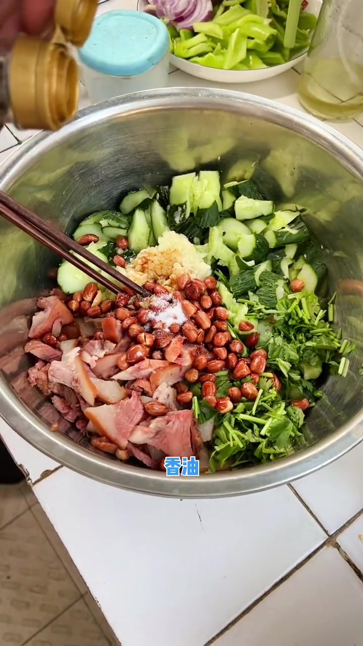 简单美味的猪头肉拌黄瓜
