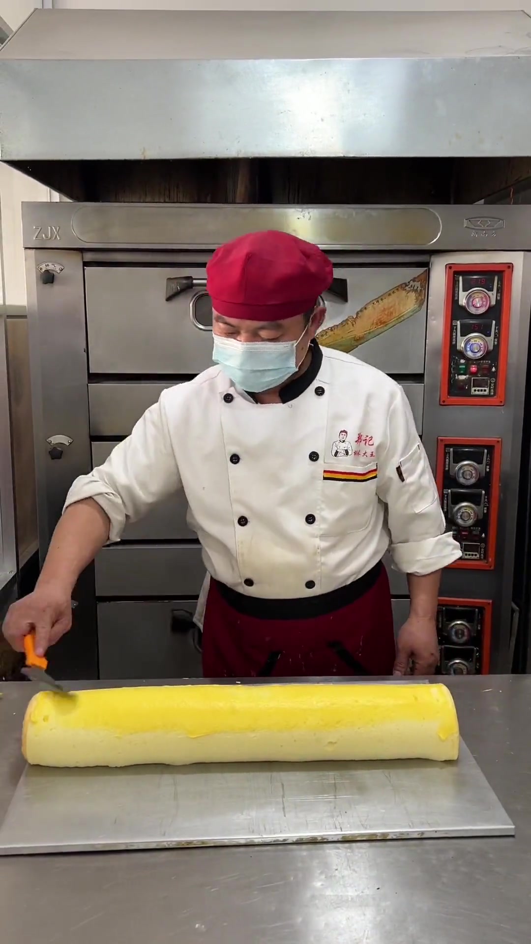 菠萝蛋糕卷，用戚风蛋糕料制作，后续分享糕点教程