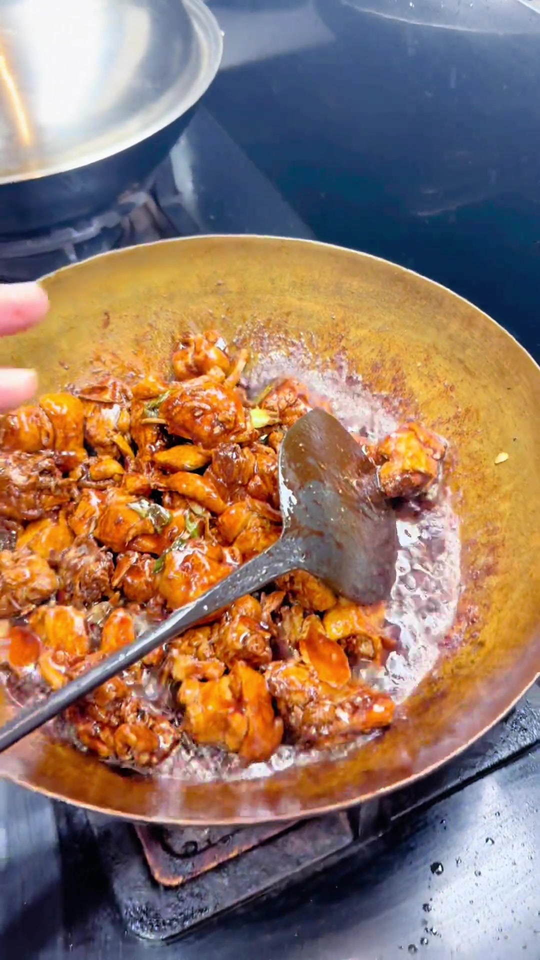 大红鸡加花菇干这样炖，汤汁黏稠超棒！