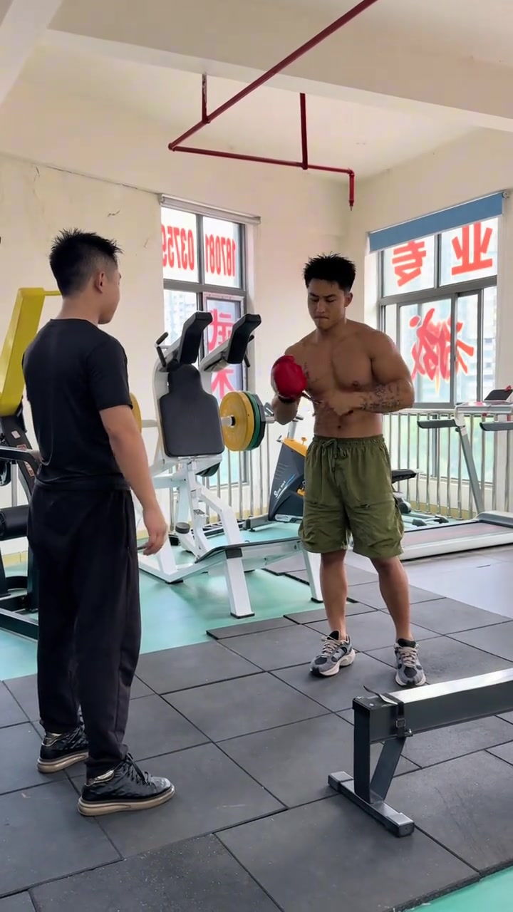 帮我艾特出，能扛住这一拳的肌肉男，v他三百