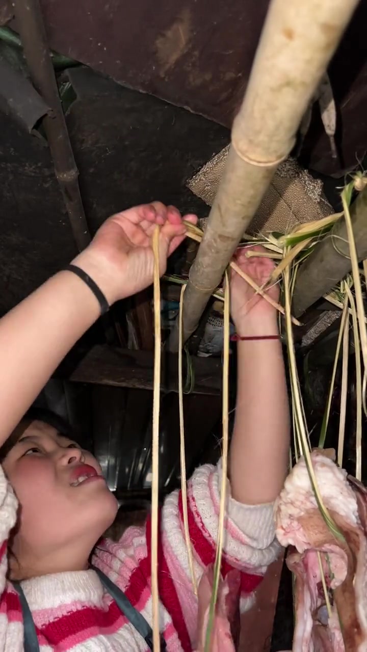三兄弟把这桶腊肉抬下去，我跟嫂子就忙着挂起来，到时候烧火就可以烟熏腊肉了，今天晚上有大餐吃