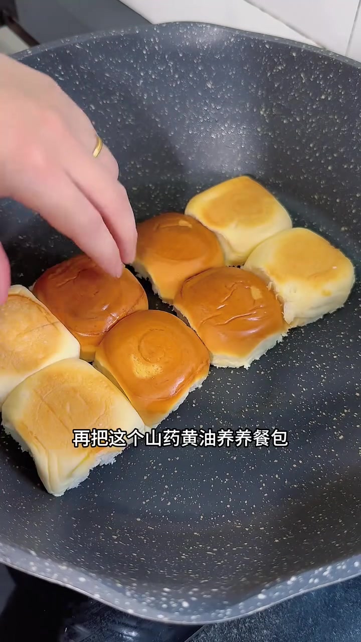 黄油餐包的正确打开方式我悟了！黄油餐包拿来做三明治真的很绝啊！这个面包体的柔软度我真的爱了