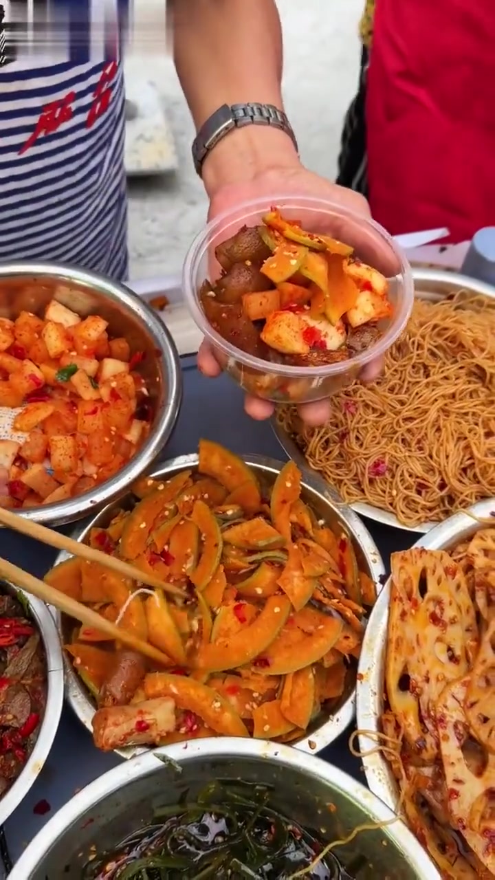 5块一碗凉菜自助,还能吃到肉