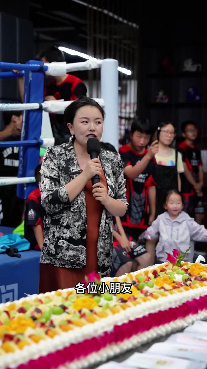 和拳馆的小伙伴们一起庆祝生日，超大蛋糕太满足了！祝福小拳手们年年岁岁平安喜乐