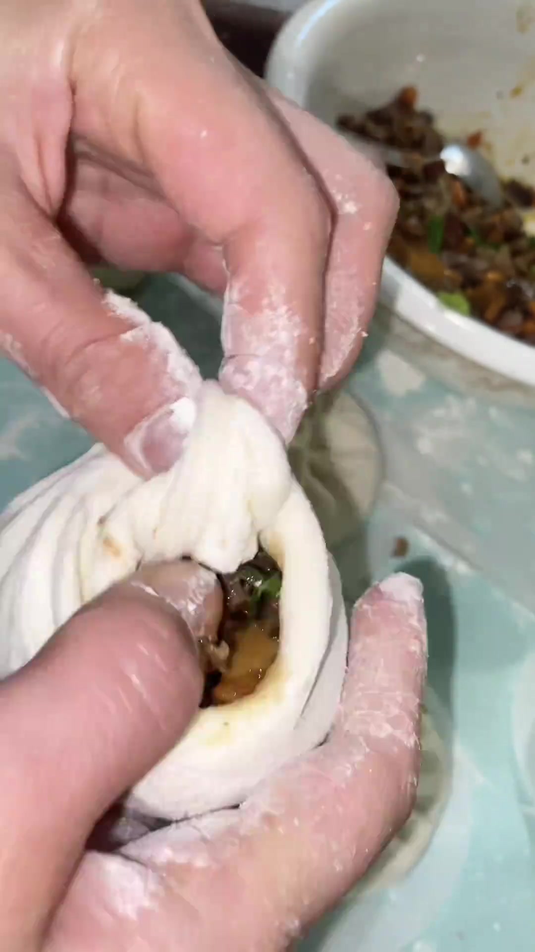 今日和妈妈一起做麻辣牛肉包、牛肉三丁包，妈妈包的烧麦好看