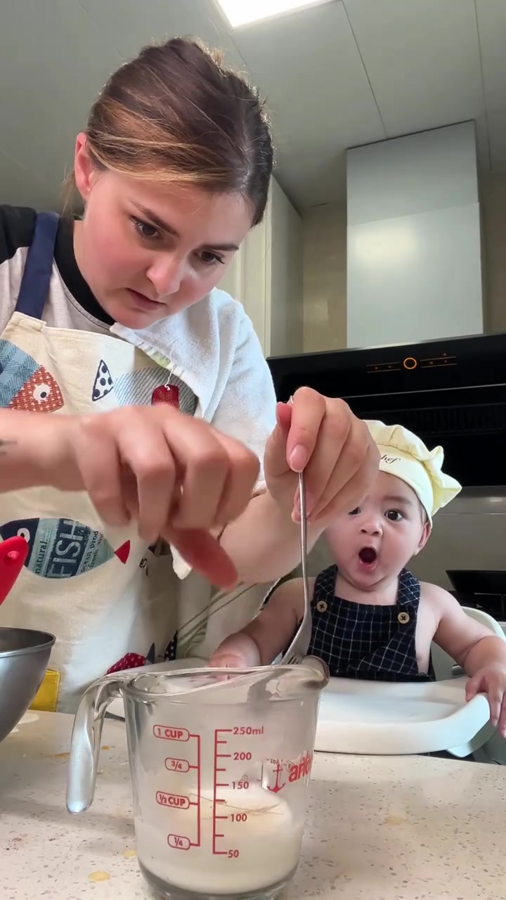 和小鹅一起给爸爸做生日蛋糕，今天的视频一点不太一样，我邀请小鹅当我助理做生日蛋糕