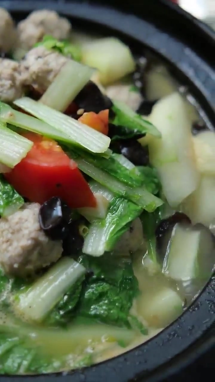 毛白菜烩肉丸——一道好吃的家常美食