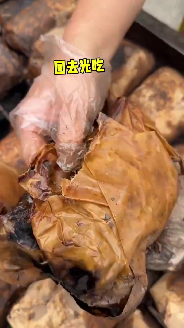 街头偶遇26一只的叫花鸡,老板打开荷叶一股香味扑鼻!